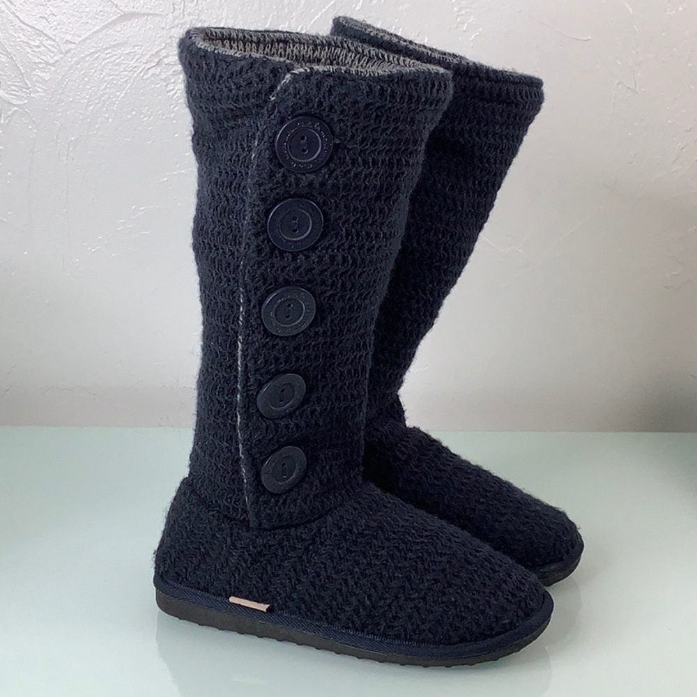 A la Mode Mukluks Knit button up Sweater boots Navy women boots size 6 EUC